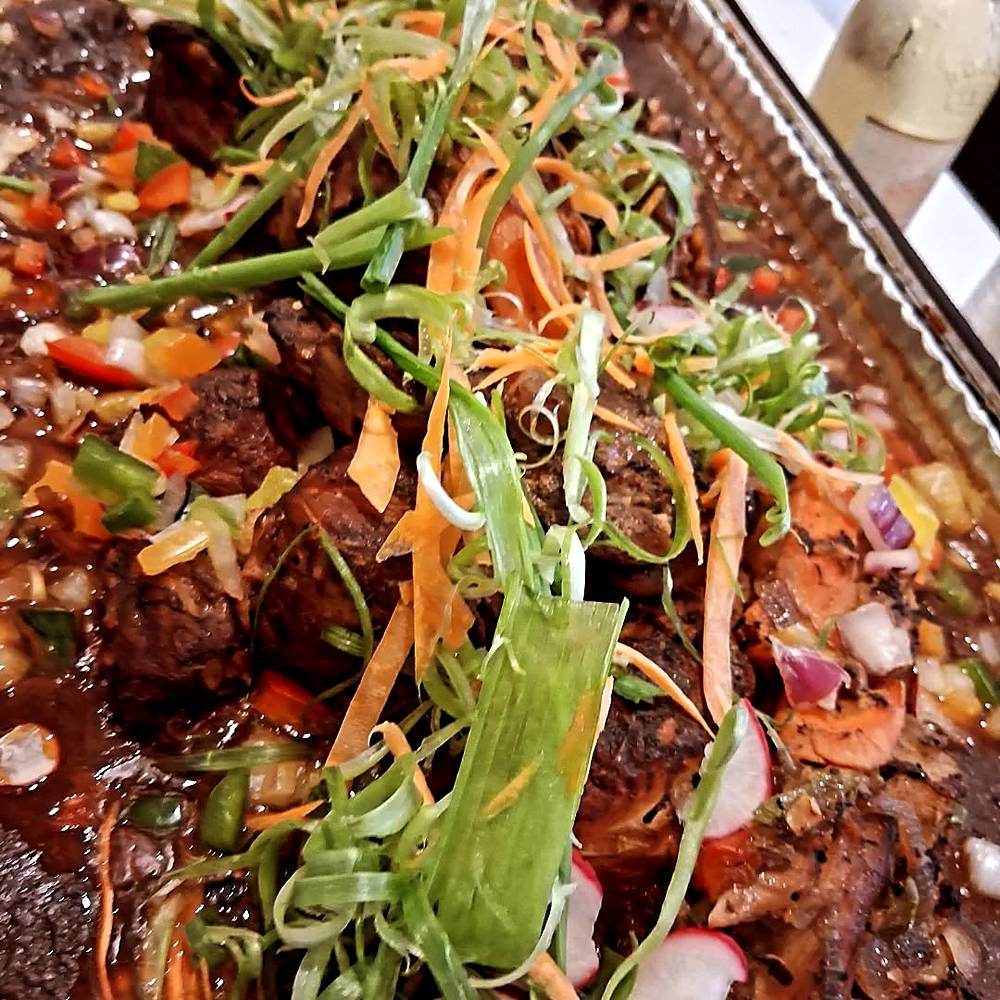 Braised beef with peppers and scallion